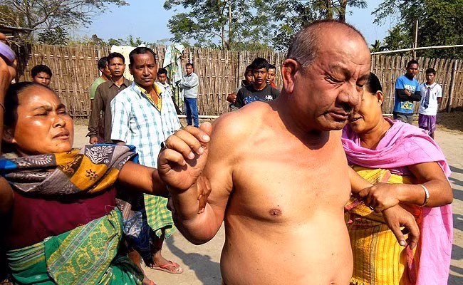 "Nghị dâm" Ấn Độ bị dân lột trần đuổi đánh "Nghị dâm" Ấn Độ bị dân lột trần đuổi đánh