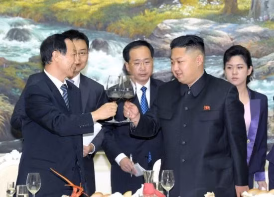 Một nữ nhân viên an ninh xinh đẹp đứng ngay sau ông Kim Jong-un