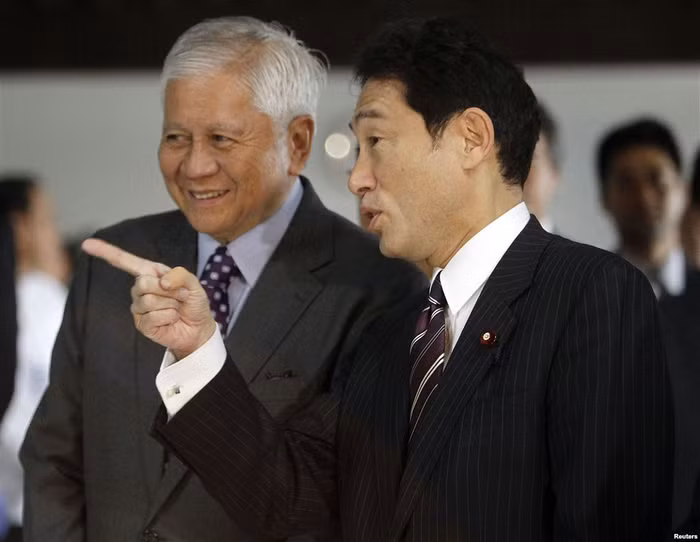 Ngoại trưởng Philippines Albert del Rosario và người đồng cấp Nhật Bản