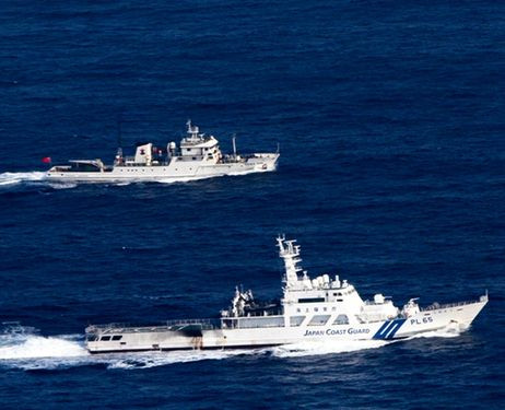 Tàu Hải giám Trung Quốc xâm nhập Senkaku (ảnh: Asahi)