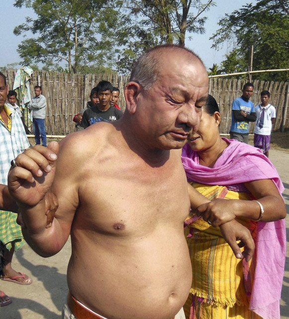 Nếu cảnh sát không có mặt kịp thời, những người dân đang trong cơn phẫn nộ có thể sẽ treo cổ "dâm quan" này