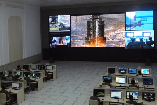 Ngày 12/12 Bắc Triều Tiên phóng thành công tên lửa đẩy Unha-3 mang vệ tinh vào quỹ đạo, tuy nhiên Mỹ, Hàn Quốc, Nhật Bản tin rằng đây là một vụ thử tên lửa tầm xa "trá hình" của Bình Nhưỡng Ngày 12/12 Bắc Triều Tiên phóng thành công tên lửa đẩy Unha-3 mang vệ tinh vào quỹ đạo, tuy nhiên Mỹ, Hàn Quốc, Nhật Bản tin rằng đây là một vụ thử tên lửa tầm xa "trá hình" của Bình Nhưỡng