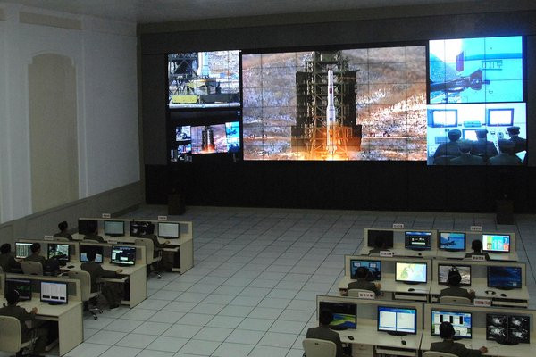 Ngày 12/12 Bắc Triều Tiên phóng thành công tên lửa đẩy Unha-3 mang vệ tinh vào quỹ đạo, tuy nhiên Mỹ, Hàn Quốc, Nhật Bản tin rằng đây là một vụ thử tên lửa tầm xa "trá hình" của Bình Nhưỡng Ngày 12/12 Bắc Triều Tiên phóng thành công tên lửa đẩy Unha-3 mang vệ tinh vào quỹ đạo, tuy nhiên Mỹ, Hàn Quốc, Nhật Bản tin rằng đây là một vụ thử tên lửa tầm xa "trá hình" của Bình Nhưỡng