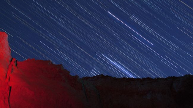 Mưa sao băng tại Công viên địa chất quốc gia, nằm ở phía nam của đảo Qeshm. Mưa sao băng tại Công viên địa chất quốc gia, nằm ở phía nam của đảo Qeshm.