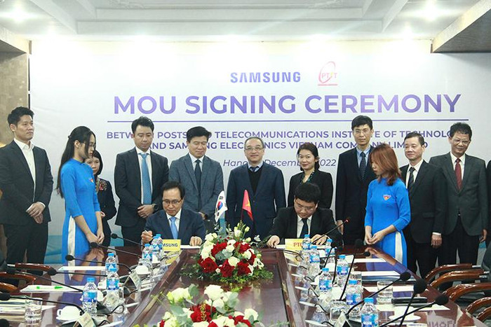 Đại diện Lãnh đạo hai đơn vị ký biên bản thỏa thuận hợp tác. Đại diện Lãnh đạo hai đơn vị ký biên bản thỏa thuận hợp tác.