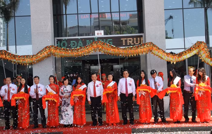 Lãnh đạo TP Đà Nẵng ngày cắt băng khánh thành tòa nhà Trung tâm hành chính tập trung và đánh giá cao tòa nhà này. Nhưng sau hơn 2 năm sử dụng, chính quyền Đà Nẵng lại nói tòa nhà tồn tại nhiều bất cập, muốn chuyển các sở, ban ngành đi nơi khác...!?. Ảnh: Hoàng Tuấn Lãnh đạo TP Đà Nẵng ngày cắt băng khánh thành tòa nhà Trung tâm hành chính tập trung và đánh giá cao tòa nhà này. Nhưng sau hơn 2 năm sử dụng, chính quyền Đà Nẵng lại nói tòa nhà tồn tại nhiều bất cập, muốn chuyển các sở, ban ngành đi nơi khác...!?. Ảnh: Hoàng Tuấn