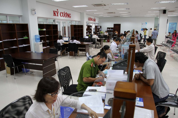 Người dân và chính quyền gần gũi với nhau bên trong tòa nhà. Ảnh: Hoàng Tuấn Người dân và chính quyền gần gũi với nhau bên trong tòa nhà. Ảnh: Hoàng Tuấn