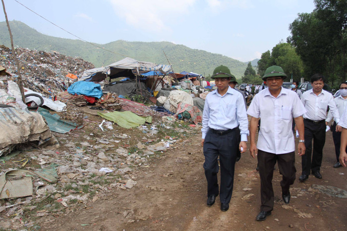 Bí thư Thành ủy Đà Nẵng Nguyễn Xuân Anh (bên trái) trong một lần đi kiểm tra bãi rác Khánh Sơn gây ô nhiễm khiến dân sống xung quanh vùng bức xúc. Ảnh: Hoàng Tuấn Bí thư Thành ủy Đà Nẵng Nguyễn Xuân Anh (bên trái) trong một lần đi kiểm tra bãi rác Khánh Sơn gây ô nhiễm khiến dân sống xung quanh vùng bức xúc. Ảnh: Hoàng Tuấn