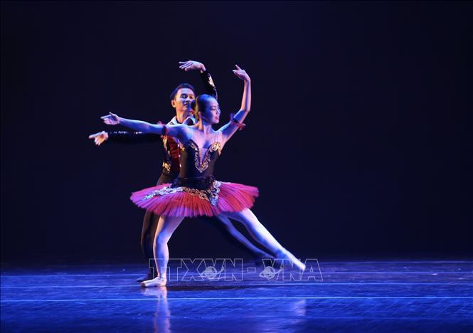 Các nghệ sĩ, diễn viên múa, xiếc có thể được nghỉ hưu ở độ tuổi thấp hơn nhưng không quá 05 tuổi so với tuổi nghỉ hưu chung. Ảnh: TTXVN Các nghệ sĩ, diễn viên múa, xiếc có thể được nghỉ hưu ở độ tuổi thấp hơn nhưng không quá 05 tuổi so với tuổi nghỉ hưu chung. Ảnh: TTXVN