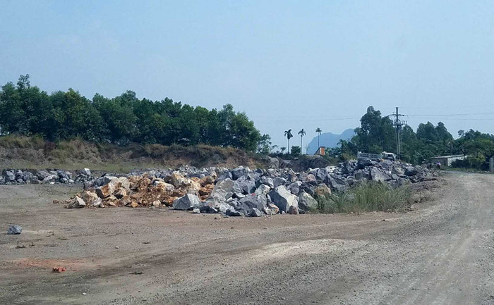 Cơ quan chức năng xác định khu vực tập kết đá khai thác trái phép có hơn 100m3 Cơ quan chức năng xác định khu vực tập kết đá khai thác trái phép có hơn 100m3