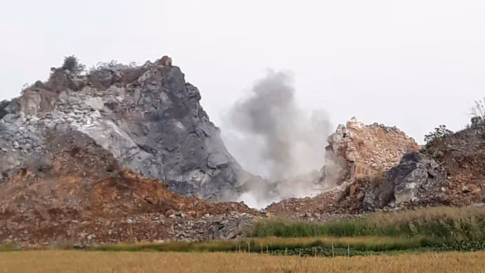 Dân lập chốt ngăn doanh nghiệp núp bóng dự án khai thác đất trái phép ảnh 2