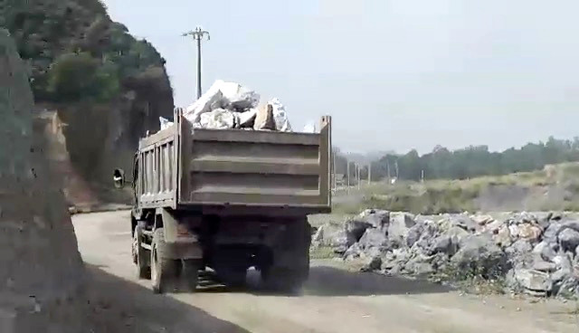 Xe chở đá khai thác trái phép từ núi Cống Đá 2 chạy ra ngoàii tiêu thụ Xe chở đá khai thác trái phép từ núi Cống Đá 2 chạy ra ngoàii tiêu thụ
