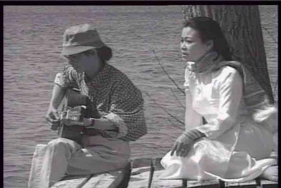 Họ cùng đi qua tuổi trẻ hát ca, từng chia ngọt sẻ bùi với nhau Họ cùng đi qua tuổi trẻ hát ca, từng chia ngọt sẻ bùi với nhau