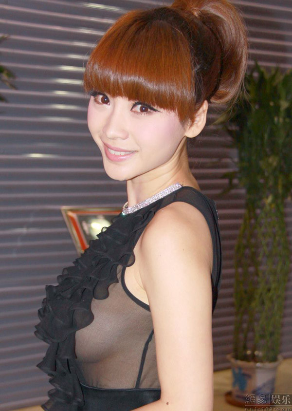 Sau khi "nổi như cồn" vì những cảnh bán nude trong Họa Bích, người đẹp tiếp tục "hững hờ" không hề mặc áo bra khiến mọi người "nín thở" với từng cử động của cô. Sau khi "nổi như cồn" vì những cảnh bán nude trong Họa Bích, người đẹp tiếp tục "hững hờ" không hề mặc áo bra khiến mọi người "nín thở" với từng cử động của cô.