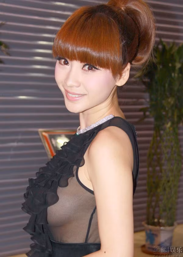 Sau khi "nổi như cồn" vì những cảnh bán nude trong Họa Bích, người đẹp tiếp tục "hững hờ" không hề mặc áo bra khiến mọi người "nín thở" với từng cử động của cô.