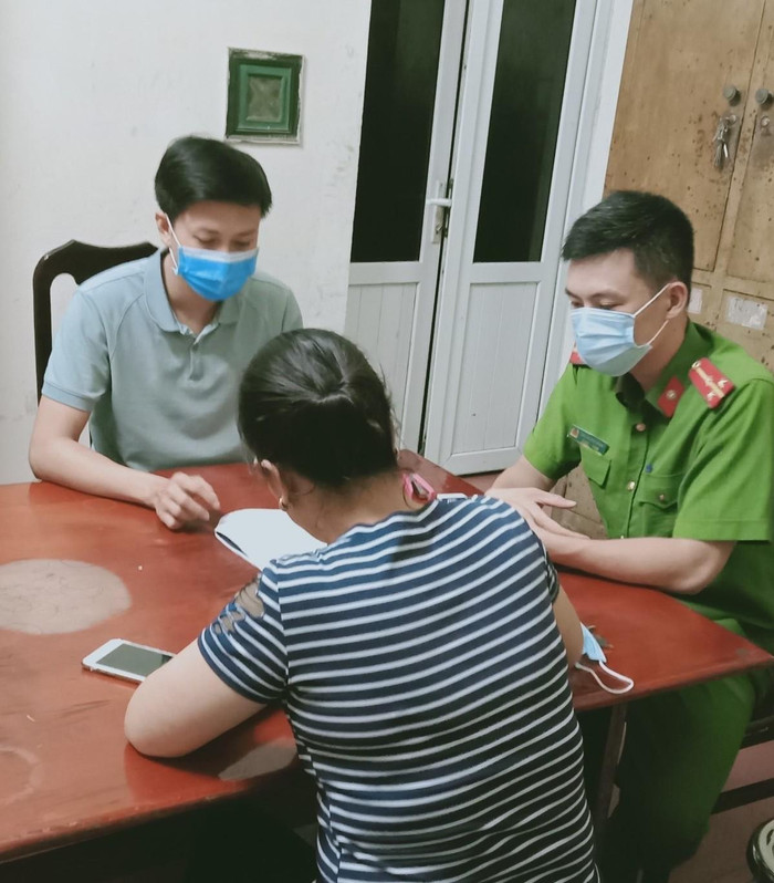 Cơ quan chức năng làm việc với đối người tung tin sai sự thật. Ảnh: Công an huyện Quốc Oai cung cấp.