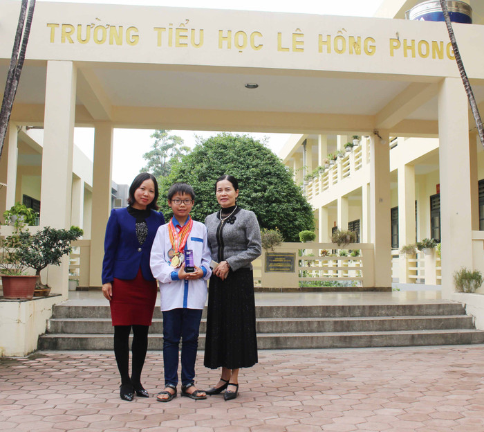 Đại diện trường Tiểu học Lê Hồng Phong (bên phải) và phụ huynh của Ngô Đức Minh (bên trái). Ảnh: Trung Dũng