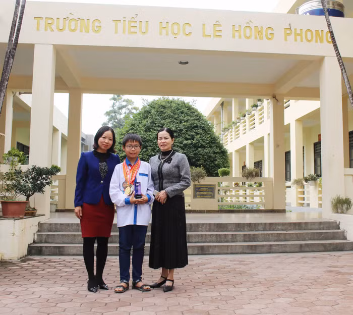 Đại diện trường Tiểu học Lê Hồng Phong (bên phải) và phụ huynh của Ngô Đức Minh (bên trái). Ảnh: Trung Dũng Đại diện trường Tiểu học Lê Hồng Phong (bên phải) và phụ huynh của Ngô Đức Minh (bên trái). Ảnh: Trung Dũng
