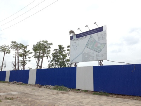 Sau nhiều năm được giao đất, Bitexco đầu tư được hạng mục là... hàng rào tôn kín mít dự án. Sau nhiều năm được giao đất, Bitexco đầu tư được hạng mục là... hàng rào tôn kín mít dự án.