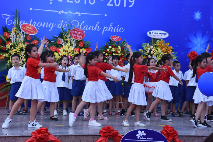 Sau phần lễ ngắn gọn, các em học sinh được thưởng thức các tiết mục văn nghệ. Ảnh: Đỗ Thơm Sau phần lễ ngắn gọn, các em học sinh được thưởng thức các tiết mục văn nghệ. Ảnh: Đỗ Thơm