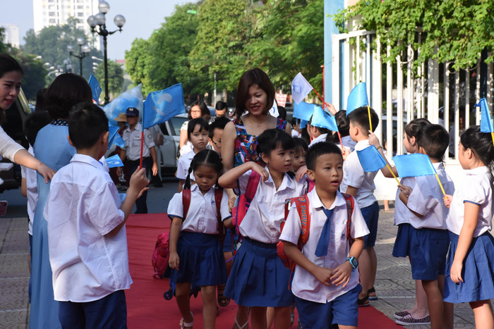 Các em học sinh được chào đón ngay từ cổng trường. Ảnh: Đỗ Thơm Các em học sinh được chào đón ngay từ cổng trường. Ảnh: Đỗ Thơm