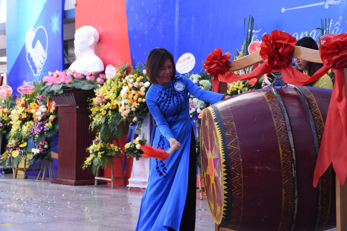 Cô giáo Mai Thị Lan Anh đánh hồi trống khai giảng năm học mới. Ảnh: Đỗ Thơm Cô giáo Mai Thị Lan Anh đánh hồi trống khai giảng năm học mới. Ảnh: Đỗ Thơm