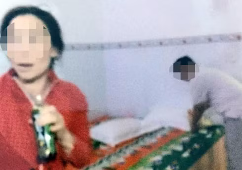 Cô Thờ bị phát hiện đang trong nhà nghỉ với ông Phờ. (Ảnh: H.L) Cô Thờ bị phát hiện đang trong nhà nghỉ với ông Phờ. (Ảnh: H.L)