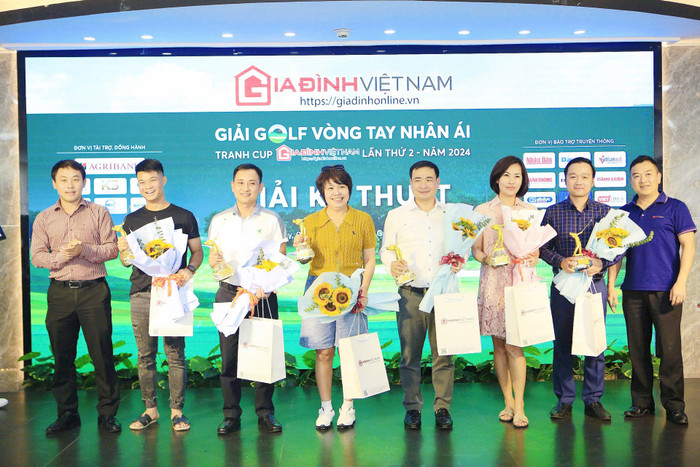Nhà báo Trần Đình Hưng (ngoài cùng bên trái) và nhà báo Lê Chí Kiên, Phó Tổng Biên tập Tạp chí Gia Đình Việt Nam (ngoài cùng bên phải) trao giải kỹ thuật giải golfer. Nhà báo Trần Đình Hưng (ngoài cùng bên trái) và nhà báo Lê Chí Kiên, Phó Tổng Biên tập Tạp chí Gia Đình Việt Nam (ngoài cùng bên phải) trao giải kỹ thuật giải golfer.
