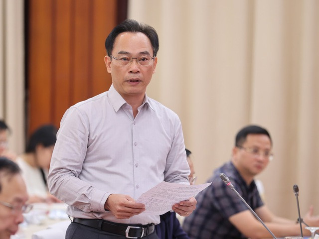 Thứ trưởng Bộ Giáo dục và Đào tạo Hoàng Minh Sơn trả lời các câu hỏi của báo chí về những vấn đề liên quan đến dự thảo Luật Nhà giáo và chế độ đối với đội ngũ nhân viên y tế, và kế toán trường học. Ảnh: VGP/Nhật Bắc Thu truong Hoang Minh Son.jpg