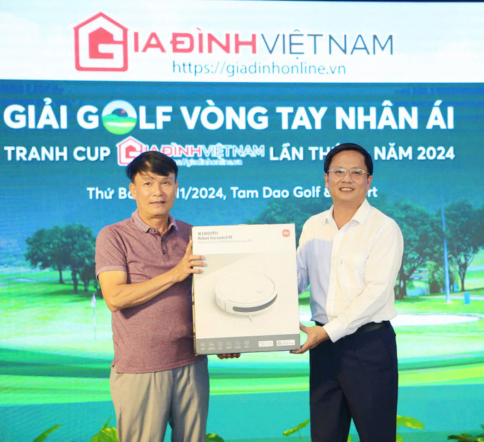 Nhà báo Hồ Minh Chiến, Tổng Biên tập Tạp chí Gia Đình Việt Nam trao Giải Cống hiến cho Golfer Nguyễn Đức Lợi. Nhà báo Hồ Minh Chiến, Tổng Biên tập Tạp chí Gia Đình Việt Nam trao Giải Cống hiến cho Golfer Nguyễn Đức Lợi.