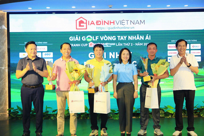 Ông Thuận Hữu, nguyên Tổng Biên tập Báo Nhân Dân (ngoài cùng bên phải) và ông Phan Văn Hùng, Phó Tổng Biên tập Báo Nhân Dân (ngoài cùng bên trái) trao giải cho các Golfer đoạt giải Nhất. Ông Thuận Hữu, nguyên Tổng Biên tập Báo Nhân Dân (ngoài cùng bên phải) và ông Phan Văn Hùng, Phó Tổng Biên tập Báo Nhân Dân (ngoài cùng bên trái) trao giải cho các Golfer đoạt giải Nhất.