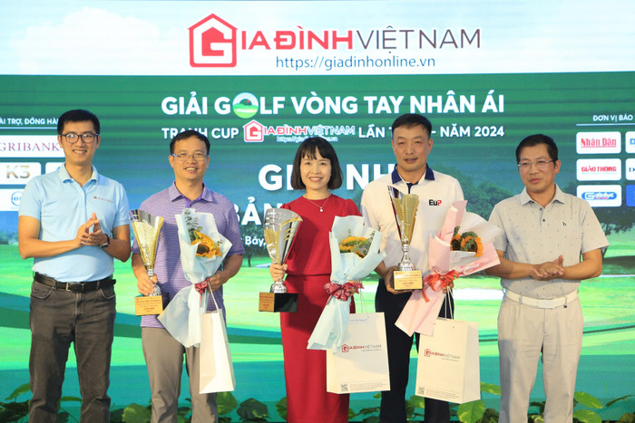 Ông Lưu Đình Phúc, Cục trưởng Cục Báo chí (ngoài cùng bên phải) trao giải Nhì chung cuộc cho các Golfer. Ông Lưu Đình Phúc, Cục trưởng Cục Báo chí (ngoài cùng bên phải) trao giải Nhì chung cuộc cho các Golfer.