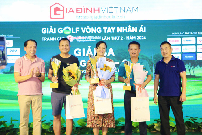 Nhà báo Lê Chí Kiên, Phó Tổng Biên tập Tạp chí Gia Đình Việt Nam (ngoài cùng bên phải) trao giải cho các Golfer đạt giải Ba Nhà báo Lê Chí Kiên, Phó Tổng Biên tập Tạp chí Gia Đình Việt Nam (ngoài cùng bên phải) trao giải cho các Golfer đạt giải Ba