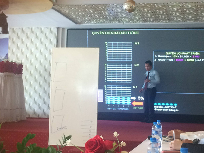 Người này còn nói, sau khi đầu tư 1.000 USD thì chỉ trong vòng khoảng 7 tháng sẽ lấy lại vốn, còn 3 năm 2 tháng tiếp theo chỉ là lãi suất và lợi nhuận, mỗi năm lãi 1.000 USD (mỗi tháng khoảng 100 USD) và nhấn mạnh, cứ 7 ngày tiền lãi sẽ về nhà đầu tư một lần. Người này còn nói, sau khi đầu tư 1.000 USD thì chỉ trong vòng khoảng 7 tháng sẽ lấy lại vốn, còn 3 năm 2 tháng tiếp theo chỉ là lãi suất và lợi nhuận, mỗi năm lãi 1.000 USD (mỗi tháng khoảng 100 USD) và nhấn mạnh, cứ 7 ngày tiền lãi sẽ về nhà đầu tư một lần.