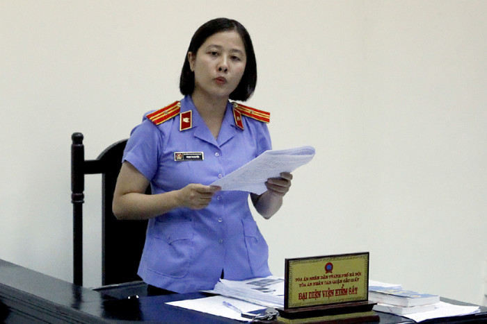 Đại diện Viện kiểm sát nhân dân quận Cầu Giấy - bà Phạm Thị Duyên. Ảnh: Tùng Dương Đại diện Viện kiểm sát nhân dân quận Cầu Giấy - bà Phạm Thị Duyên. Ảnh: Tùng Dương
