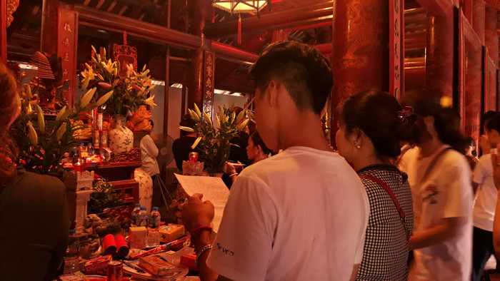 Dù đã ôn luyện kỹ càng, trước ngày thi, nhiều thí sinh vẫn đến đây thắp hương cầu may mắn. Nhiều người mang theo phiếu dự thi và giấy ghi tên thí sinh, khi hành lễ kính cẩn đọc. Dù đã ôn luyện kỹ càng, trước ngày thi, nhiều thí sinh vẫn đến đây thắp hương cầu may mắn. Nhiều người mang theo phiếu dự thi và giấy ghi tên thí sinh, khi hành lễ kính cẩn đọc.