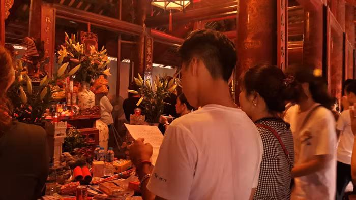 Dù đã ôn luyện kỹ càng, trước ngày thi, nhiều thí sinh vẫn đến đây thắp hương cầu may mắn. Nhiều người mang theo phiếu dự thi và giấy ghi tên thí sinh, khi hành lễ kính cẩn đọc.