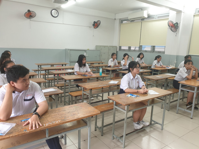 Thí sinh làm bài thi tại điểm thi trường Trần Văn Ơn, quận 1 (ảnh: P.L)