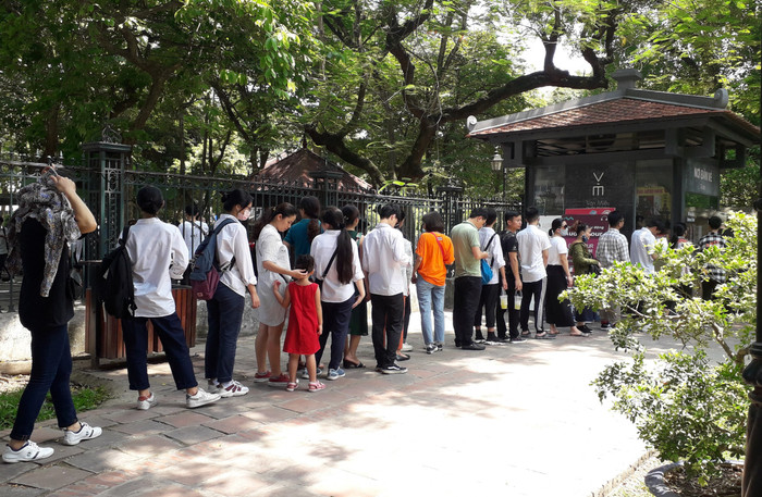 Rất đông thí sinh chuẩn bị thi vào lớp 10 đến Văn Miếu - Quốc Tử Giám ngày 16/7. Rất đông thí sinh chuẩn bị thi vào lớp 10 đến Văn Miếu - Quốc Tử Giám ngày 16/7.