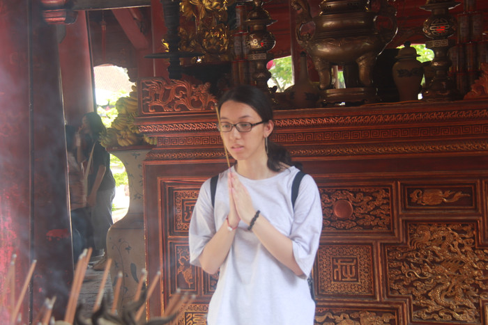 Dự định thi vào trường Trung học phổ thông Nguyễn Trãi – Ba Đình, em Nguyễn Hà cho biết, em cố gắng giữ tâm trạng bình tĩnh nhất để ôn luyện cho thật tốt. Tuy nhiên, do ảnh hưởng của dịch Covid-19, thời gian nghỉ học dài ngày và thấy mình có nhiều sao nhãng trong học tập. Vì thế, Hà đến Văn Miếu để tinh thần được thoải mái hơn. Bạn cũng cho rằng, kết quả kỳ thi có tốt hay không phải phụ thuộc vào khả năng bản thân. Dự định thi vào trường Trung học phổ thông Nguyễn Trãi – Ba Đình, em Nguyễn Hà cho biết, em cố gắng giữ tâm trạng bình tĩnh nhất để ôn luyện cho thật tốt. Tuy nhiên, do ảnh hưởng của dịch Covid-19, thời gian nghỉ học dài ngày và thấy mình có nhiều sao nhãng trong học tập. Vì thế, Hà đến Văn Miếu để tinh thần được thoải mái hơn. Bạn cũng cho rằng, kết quả kỳ thi có tốt hay không phải phụ thuộc vào khả năng bản thân.