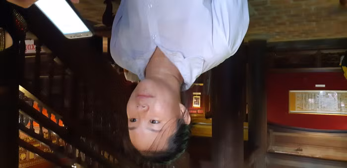 Em Nguyễn Yến Nhi năm nay đăng ký thi vào lớp 10 trường trung học phổ thông Ngô Thì Nhậm. Hôm nay em tới Văn Miếu -Quốc Tử Giám cùng các bạn học để cầu may mắn cho kỳ thi ngày mai. Mặc dù đã ôn tập kỹ nhưng Nhi chia sẻ vẫn cảm thấy lo lắng và hồi hộp.