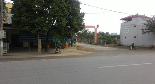 Khi mở con đường số 6, 7 hộ dân đã bị giải tỏa để nhường lại hành lang thông thoáng. Tuy nhiên, mảnh đất thông thoáng ấy lại bị lấn chiếm trắng trợn. Ảnh Tiến Thành