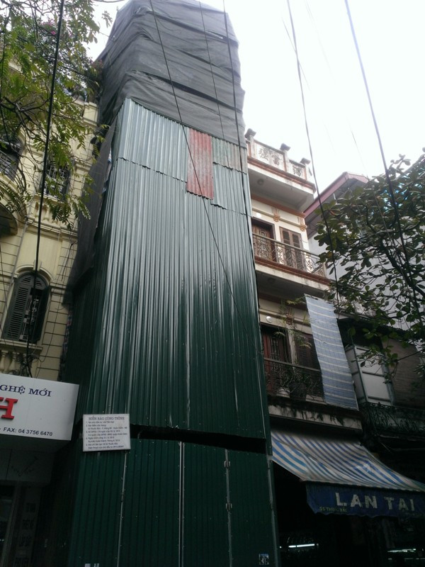 Công trình này được thông tin chủ đầu tư là ông Văn Tiến Đạt, được UBND quận Hoàn Kiếm cấp giấy phép xây dựng số 178 ngày 30/6/2015. Tuy Quyết định của Thành phố Hà Nội chỉ được xây không quá 3 tầng nhưng chủ đầu tư đã cho công trình này xây lên đến 5 tâng. Ảnh Trần Việt.
