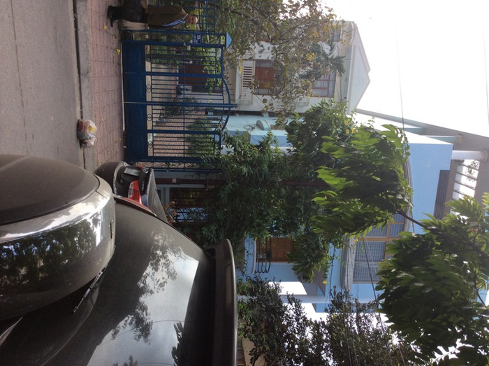 Những căn nhà "tráng lệ" theo kiểu gia đình đã khiến mảnh đất của Hội làm vườn Hải Phòng bị "xẻ thịt, băm nát". Ảnh Hải Minh Những căn nhà "tráng lệ" theo kiểu gia đình đã khiến mảnh đất của Hội làm vườn Hải Phòng bị "xẻ thịt, băm nát". Ảnh Hải Minh