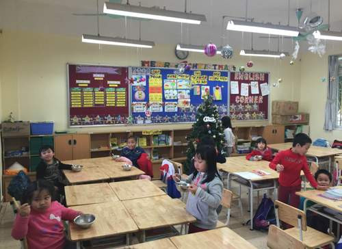 Một buổi ăn nhẹ cuối cùng trước khi tan học của học sinh Trường tiểu học Đoàn Thị Điểm. Ảnh: Phan Thiên Một buổi ăn nhẹ cuối cùng trước khi tan học của học sinh Trường tiểu học Đoàn Thị Điểm. Ảnh: Phan Thiên