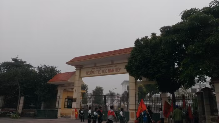 Trường tiểu học xã Ninh Hiệp nơi bậc phụ huynh, các em học sinh tụ tập phản đối xây dựng trung tâm thương mại. Ảnh Trần Việt.