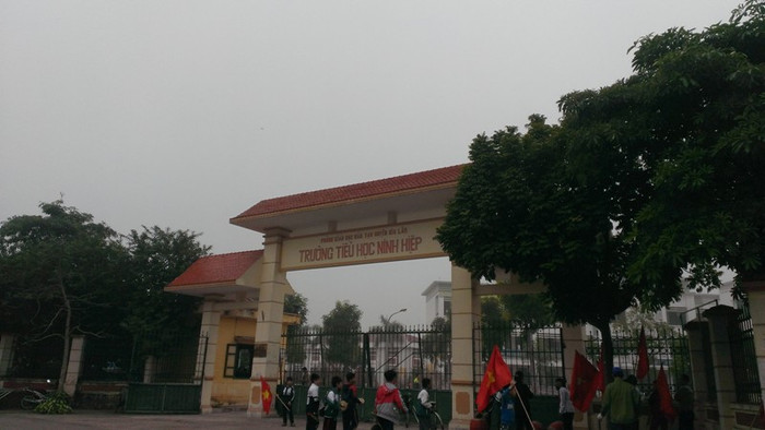 Trường tiểu học xã Ninh Hiệp nơi bậc phụ huynh, các em học sinh tụ tập phản đối xây dựng trung tâm thương mại. Ảnh Trần Việt. Trường tiểu học xã Ninh Hiệp nơi bậc phụ huynh, các em học sinh tụ tập phản đối xây dựng trung tâm thương mại. Ảnh Trần Việt.