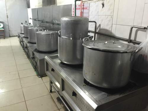 Khu vực bếp của Trường tiểu học Thành Công B theo giới thiệu là khu 1 cửa (đầu vào thực phẩm sống và đầu ra thực phẩm chín). Ảnh: Phan Thiên