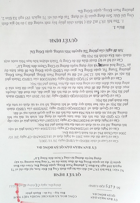 Quyết định của UBND quận Đống Đa nêu rõ việc có xác nhận của chủ sử dụng đất, nay UBND quận mới thừa nhận là có người giả chữ ký. Quyết định của UBND quận Đống Đa nêu rõ việc có xác nhận của chủ sử dụng đất, nay UBND quận mới thừa nhận là có người giả chữ ký.
