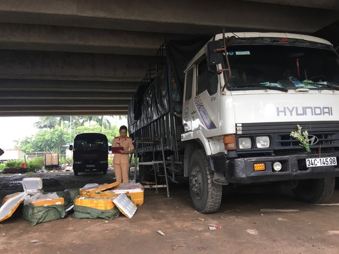 Xe chở thực phẩm bẩn bị bắt giữ. Xe chở thực phẩm bẩn bị bắt giữ.